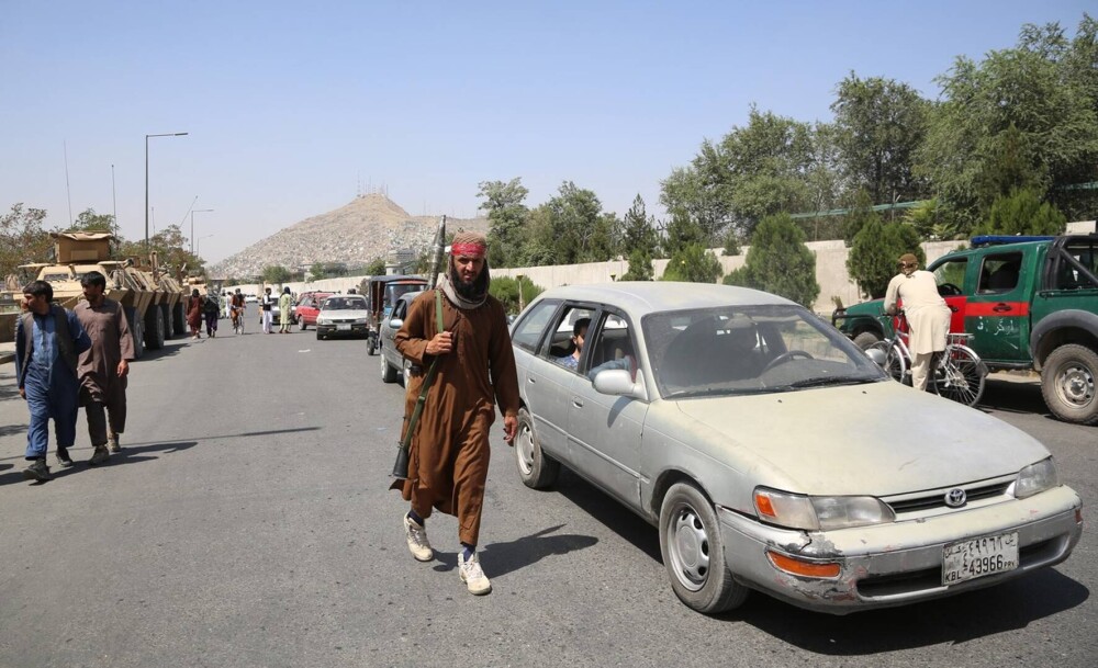 GALERIE FOTO. Primele imagini cu talibanii înarmați până în dinți pe străzile Kabulului - Imaginea 5
