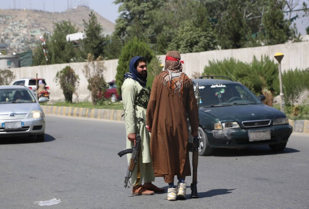 GALERIE FOTO. Primele imagini cu talibanii înarmați până în dinți pe străzile Kabulului - Imaginea 6