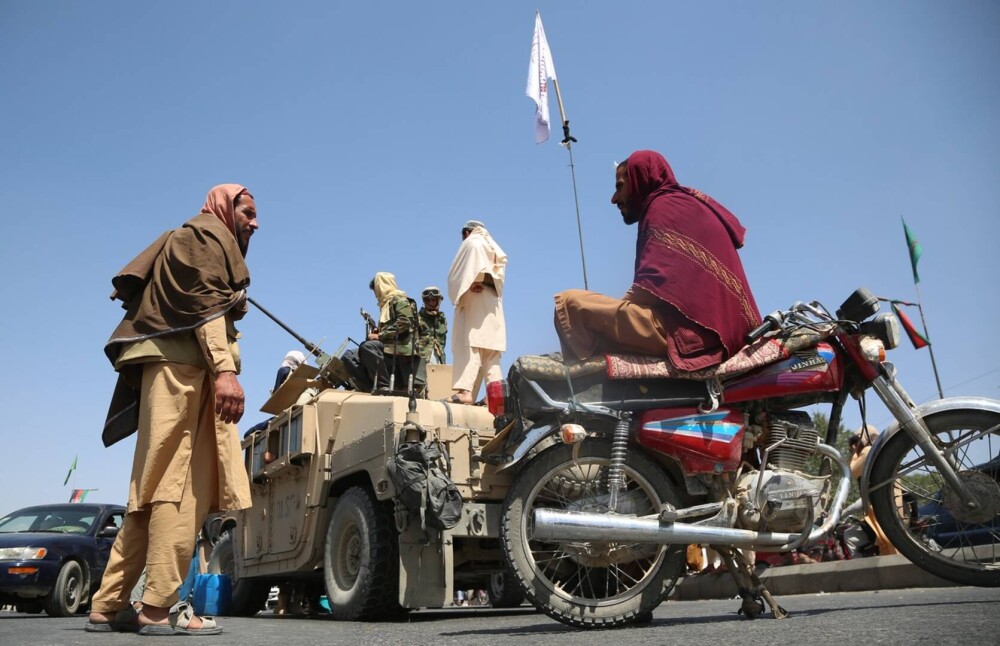 GALERIE FOTO. Primele imagini cu talibanii înarmați până în dinți pe străzile Kabulului - Imaginea 7