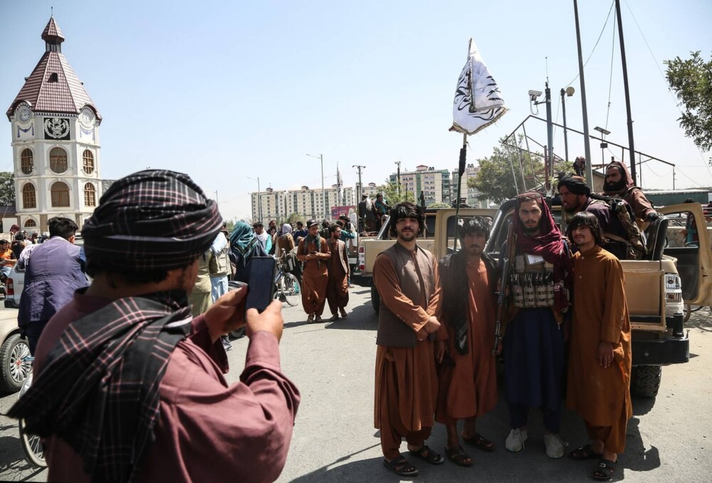 GALERIE FOTO. Primele imagini cu talibanii înarmați până în dinți pe străzile Kabulului - Imaginea 8