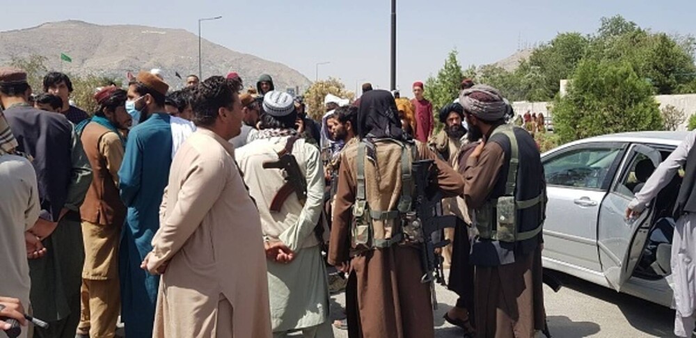 GALERIE FOTO. Primele imagini cu talibanii înarmați până în dinți pe străzile Kabulului - Imaginea 10