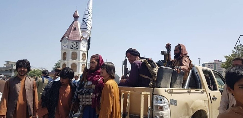 GALERIE FOTO. Primele imagini cu talibanii înarmați până în dinți pe străzile Kabulului - Imaginea 11
