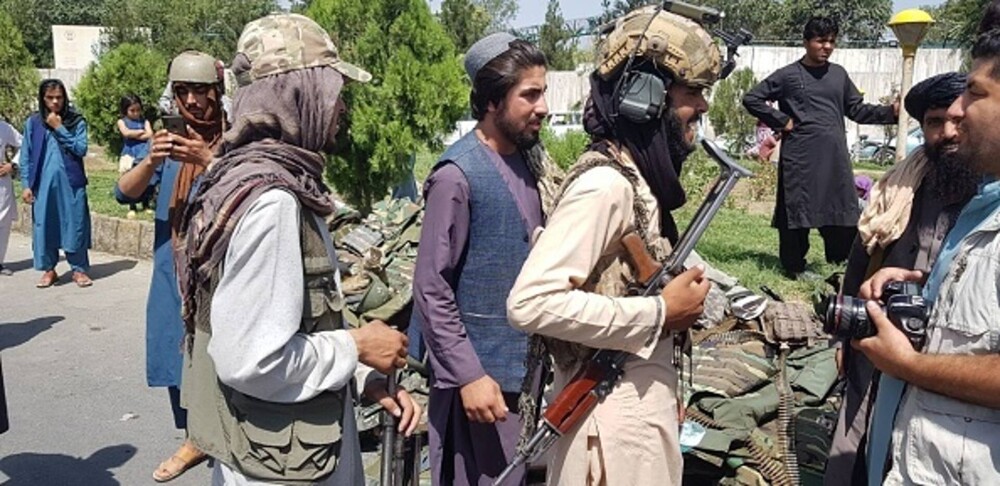 GALERIE FOTO. Primele imagini cu talibanii înarmați până în dinți pe străzile Kabulului - Imaginea 12