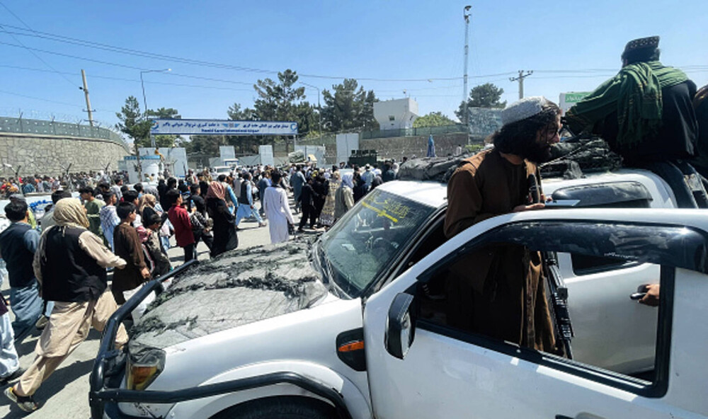 GALERIE FOTO. Primele imagini cu talibanii înarmați până în dinți pe străzile Kabulului - Imaginea 14