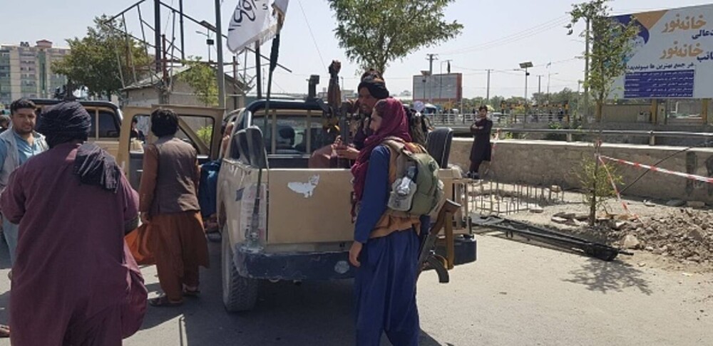 GALERIE FOTO. Primele imagini cu talibanii înarmați până în dinți pe străzile Kabulului - Imaginea 15