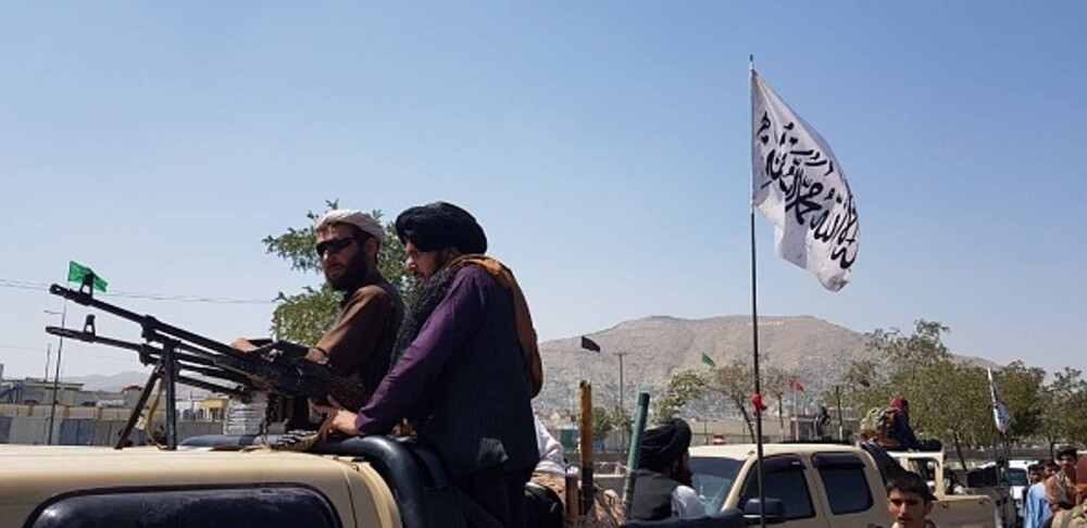 GALERIE FOTO. Primele imagini cu talibanii înarmați până în dinți pe străzile Kabulului - Imaginea 16