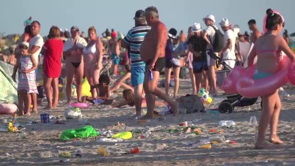 Bacterii și microbi periculoși în mare, la Costinești. Unii turiști își lasă copiii să își facă nevoile pe plajă - Imaginea 3
