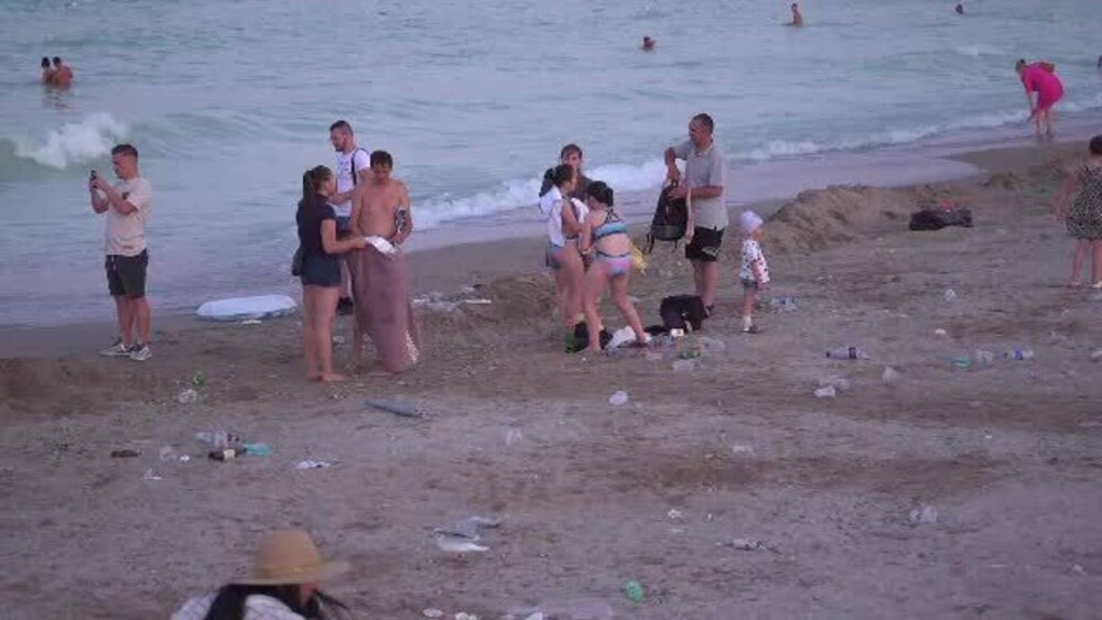 Bacterii și microbi periculoși în mare, la Costinești. Unii turiști își lasă copiii să își facă nevoile pe plajă - Imaginea 6