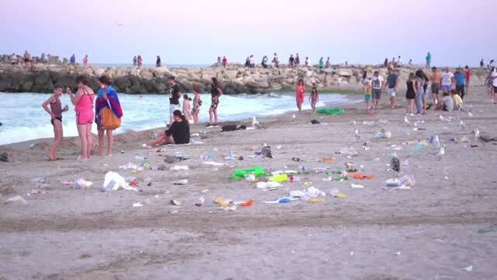 Bacterii și microbi periculoși în mare, la Costinești. Unii turiști își lasă copiii să își facă nevoile pe plajă - Imaginea 7