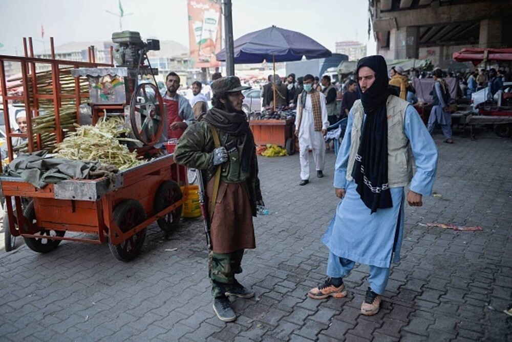 Ce planuri au talibanii cu femeile din Afganistan. În fostul regim fundamentalist nu aveau voie să iasă din case neînsoțite - Imaginea 2