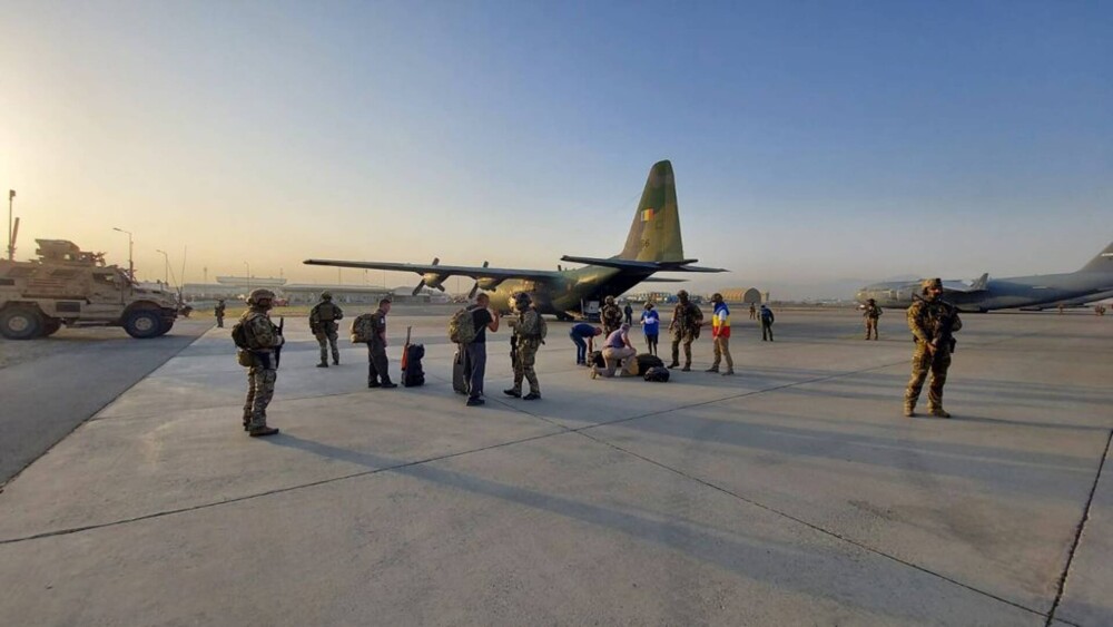 Forţele Aeriene Române au mai evacuat un român din Kabul, alți 14 au ajuns la aeroport. Operațiune a ofițerilor de informații - Imaginea 2