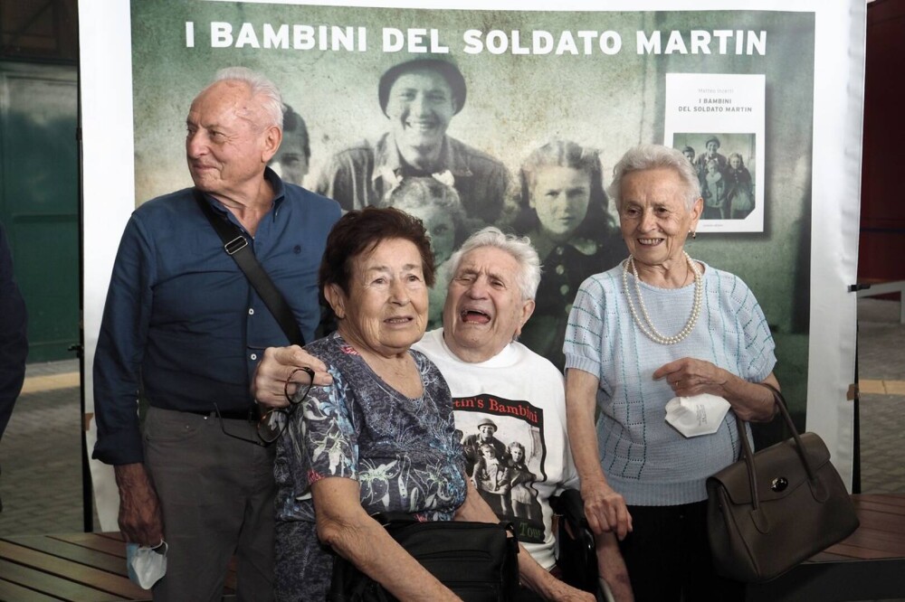 Întâlnire emoționantă între un veteran de război și trei frați din Italia pe care i-a salvat acum 77 de ani - Imaginea 1