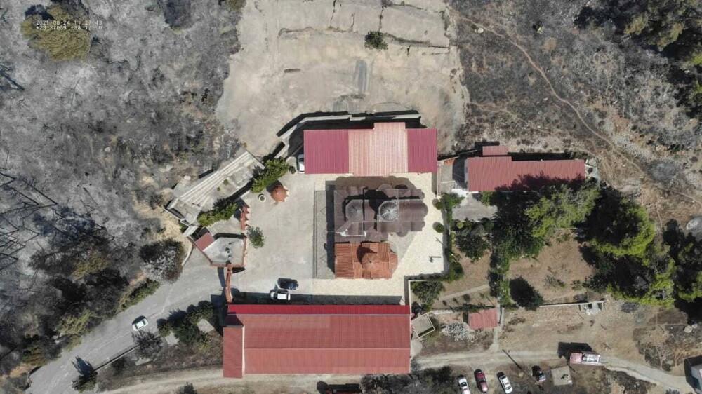 A ars totul în jurul mănăstirii Sf. Ilie din Grecia, dar pompierii au salvat-o. Imagini din dronă - Imaginea 3