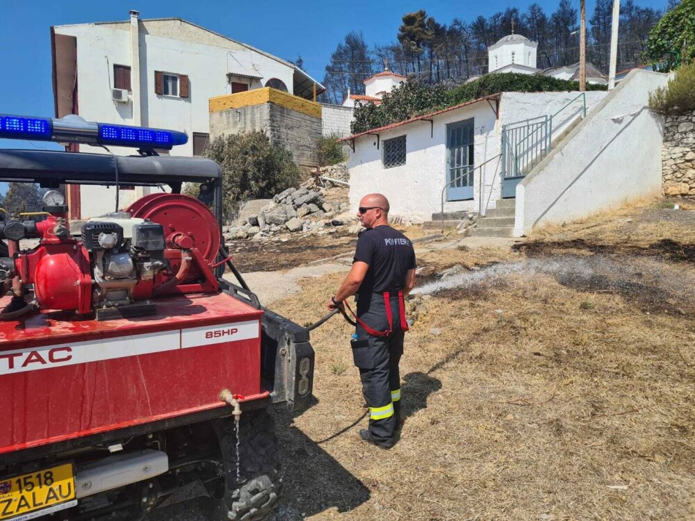 A ars totul în jurul mănăstirii Sf. Ilie din Grecia, dar pompierii au salvat-o. Imagini din dronă - Imaginea 4
