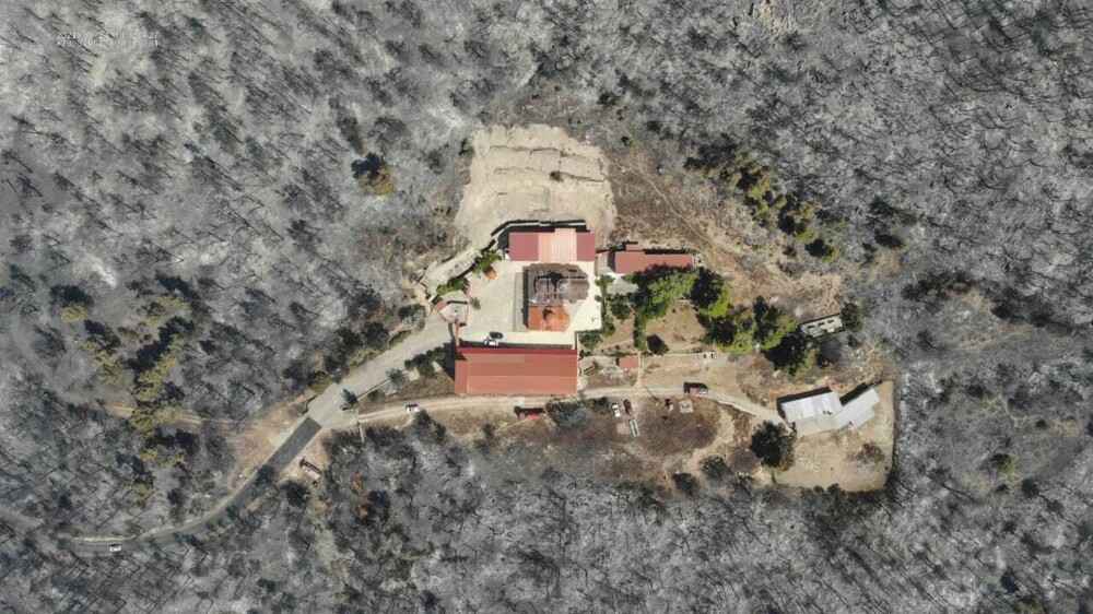 A ars totul în jurul mănăstirii Sf. Ilie din Grecia, dar pompierii au salvat-o. Imagini din dronă - Imaginea 2