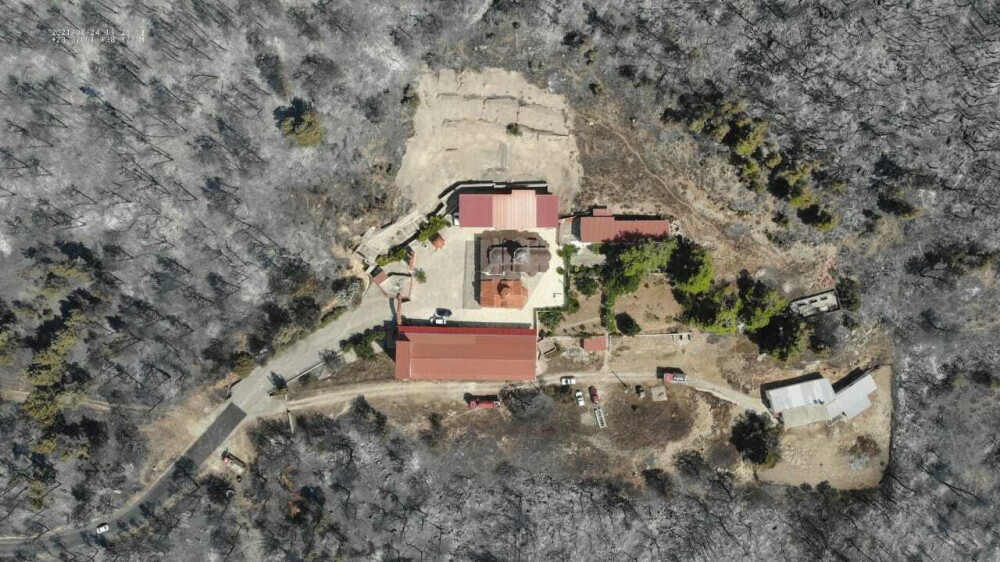 A ars totul în jurul mănăstirii Sf. Ilie din Grecia, dar pompierii au salvat-o. Imagini din dronă - Imaginea 1