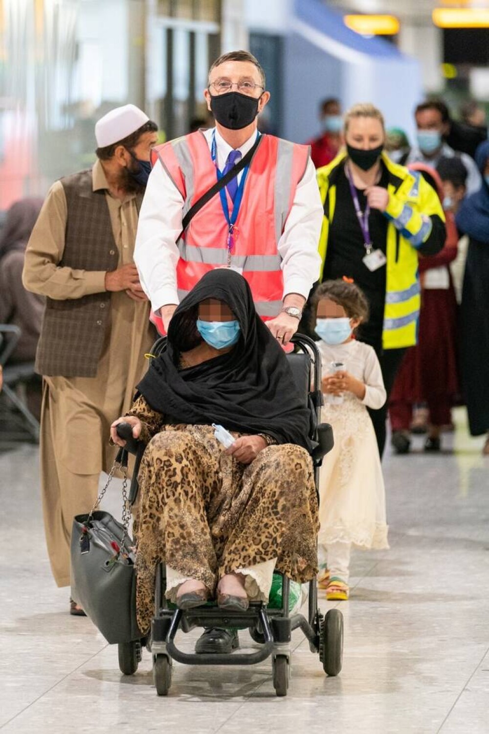 Scene „haotice” în Marea Britanie, după aterizarea refugiaților afgani. Au ajuns desculți și tremurând - Imaginea 4