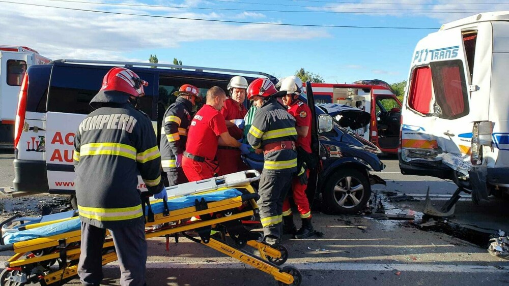 Accident cu 15 răniți, în Arad. Au fost implicate două microbuze și un autoturism. FOTO - Imaginea 1