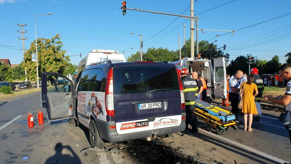 Accident cu 15 răniți, în Arad. Au fost implicate două microbuze și un autoturism. FOTO - Imaginea 2