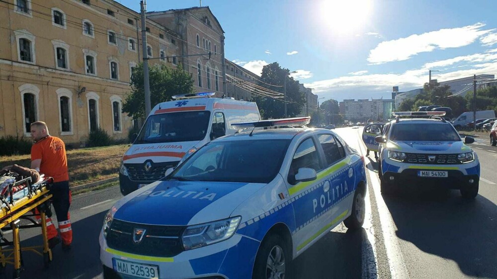 Accident cu 15 răniți, în Arad. Au fost implicate două microbuze și un autoturism. FOTO - Imaginea 3