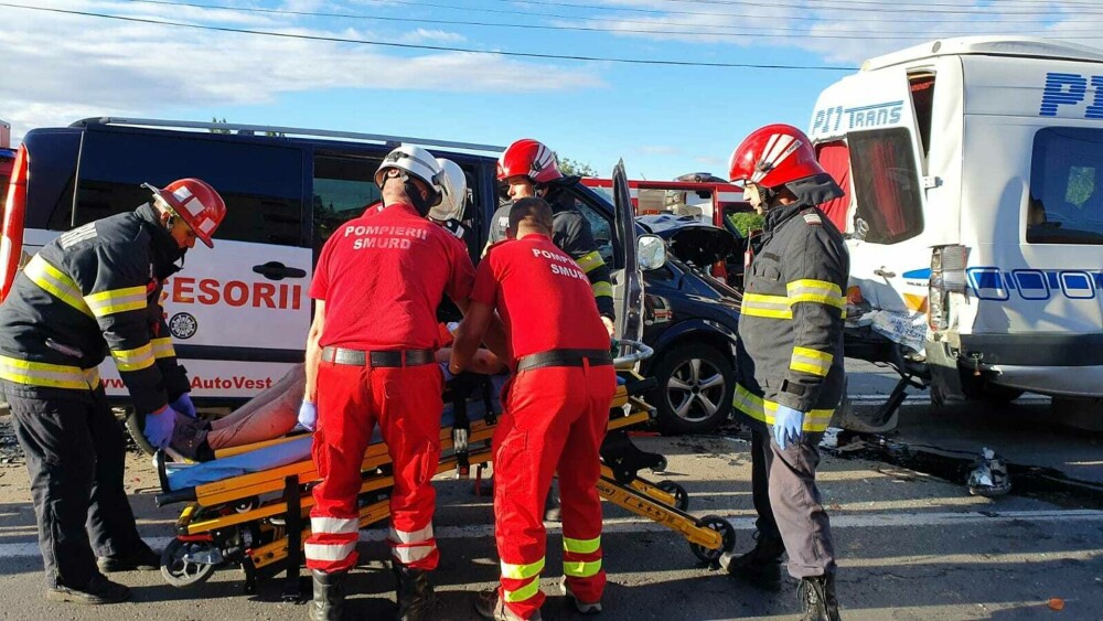 Accident cu 15 răniți, în Arad. Au fost implicate două microbuze și un autoturism. FOTO - Imaginea 4