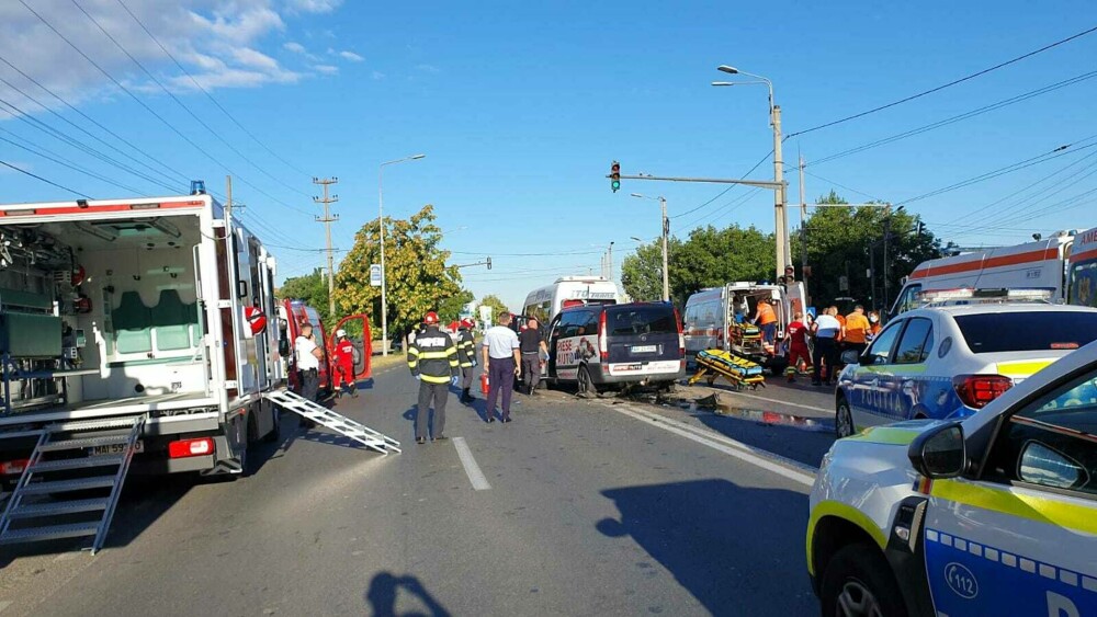 Accident cu 15 răniți, în Arad. Au fost implicate două microbuze și un autoturism. FOTO - Imaginea 5
