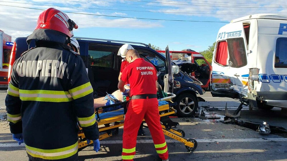 Accident cu 15 răniți, în Arad. Au fost implicate două microbuze și un autoturism. FOTO - Imaginea 6