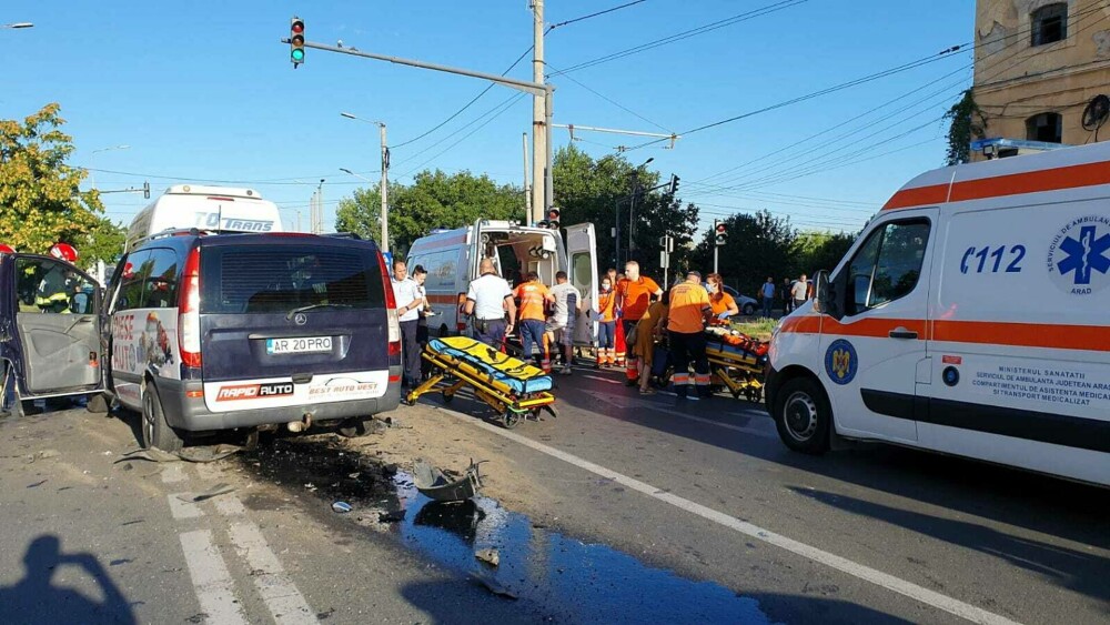 Accident cu 15 răniți, în Arad. Au fost implicate două microbuze și un autoturism. FOTO - Imaginea 7