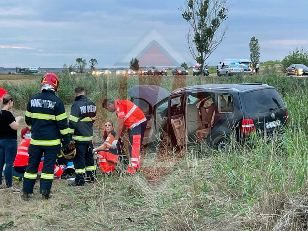 O persoană a murit, iar alte opt au fost rănite grav într-un accident produs pe DN 28, la Lețcani. FOTO - Imaginea 3