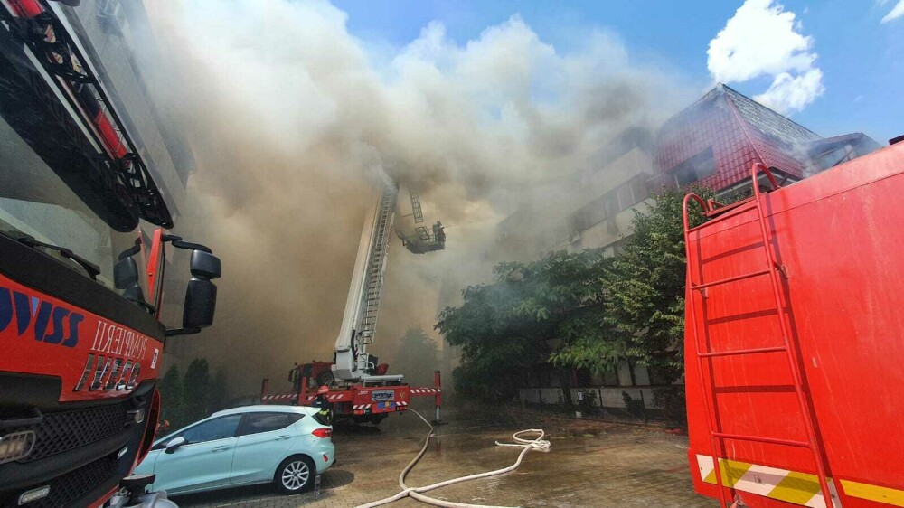 Incendiu la mansarda unui bloc din Popești Leordeni. Ce s-a întâmplat cu apartamentele și locatarii lor - Imaginea 1