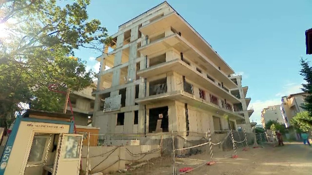 ”Lux” în Herăstrău. Oamenii au plătit avansuri de 100.000 € pentru apartamente, dar blocurile nu au ieșire la stradă - Imaginea 1