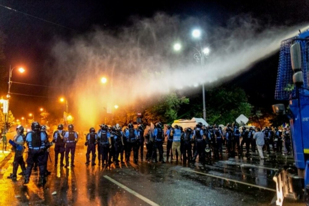 Manifestație în Piaţa Victoriei la cinci ani de la evenimetele din 10 august 2018. „Înlăcrimaţi, dar nu de la gaze” | FOTO - Imaginea 16