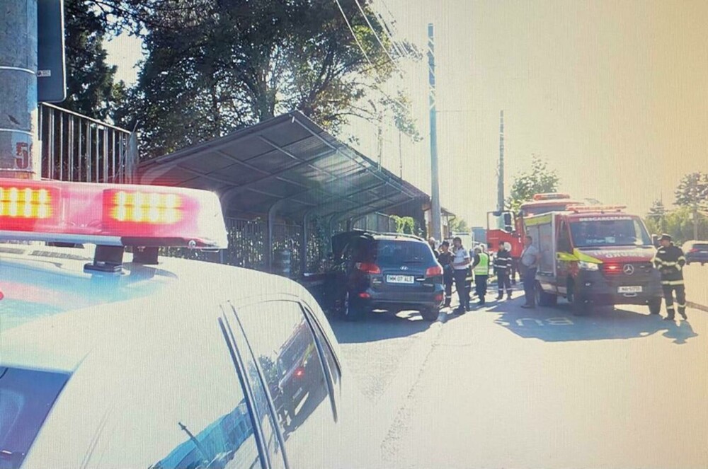 O mașină a intrat într-o stație de autobuz din Baia Mare. Sunt mai mulți răniți. GALERIE FOTO - Imaginea 4