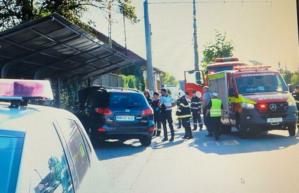 O mașină a intrat într-o stație de autobuz din Baia Mare. Sunt mai mulți răniți. GALERIE FOTO - Imaginea 2
