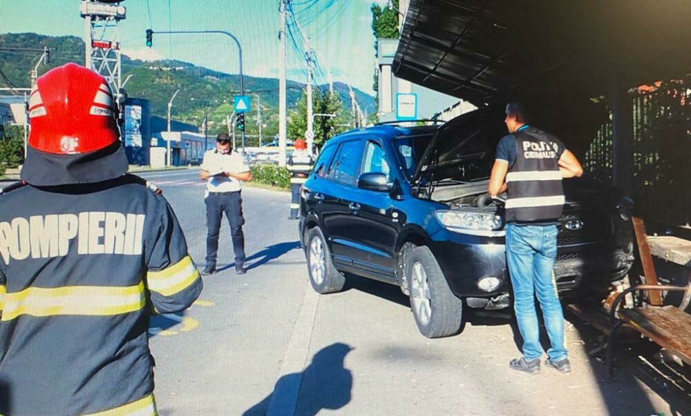 O mașină a intrat într-o stație de autobuz din Baia Mare. Sunt mai mulți răniți. GALERIE FOTO - Imaginea 1