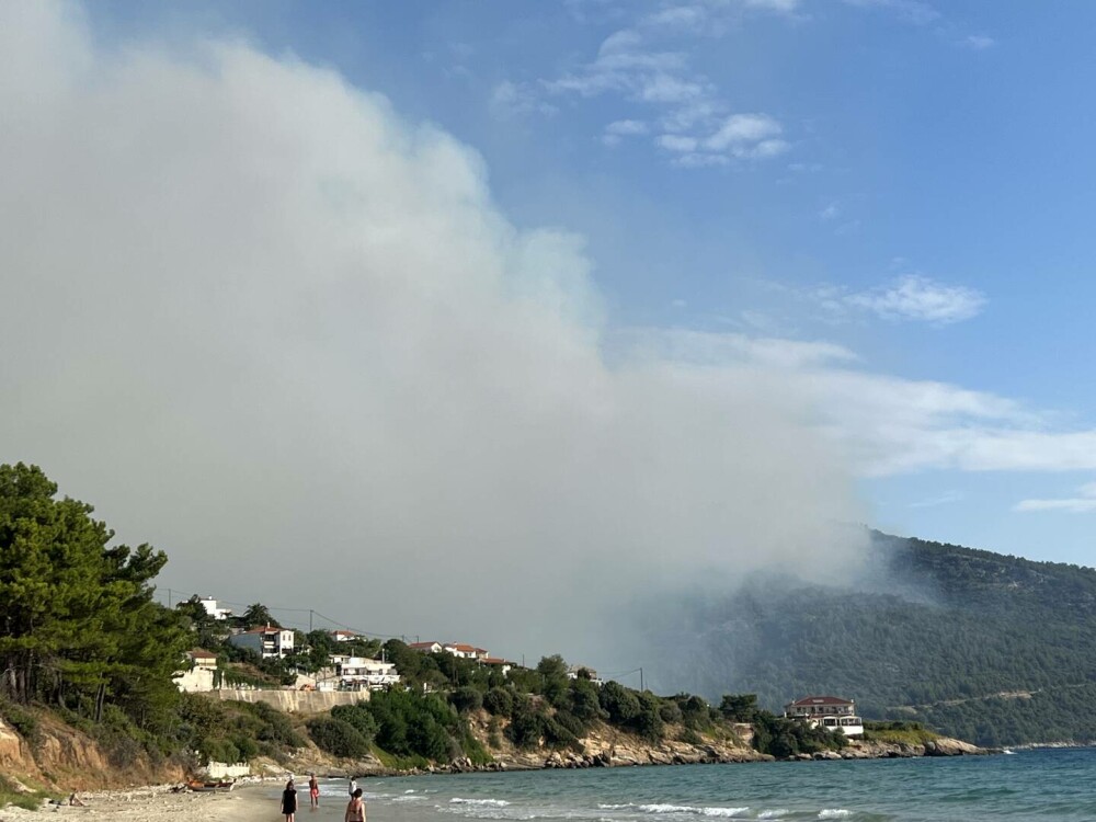 Incendiu uriaș în Thassos, în apropiere de o plajă frecventată de foarte mulţi turişti români - Imaginea 2