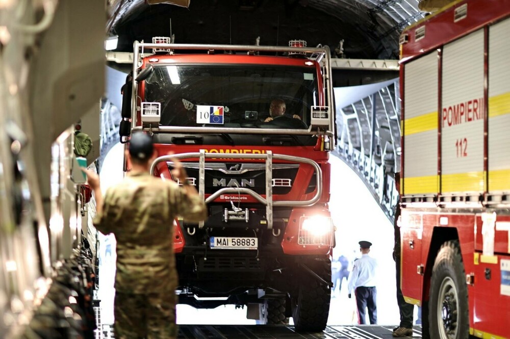 România trimite o a treia aeronavă către Franţa. Imagini cu echipa de pompieri salvatori | GALERIE FOTO & VIDEO - Imaginea 8