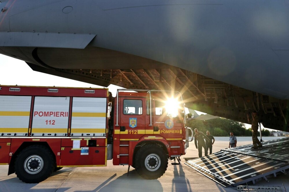 România trimite o a treia aeronavă către Franţa. Imagini cu echipa de pompieri salvatori | GALERIE FOTO & VIDEO - Imaginea 4
