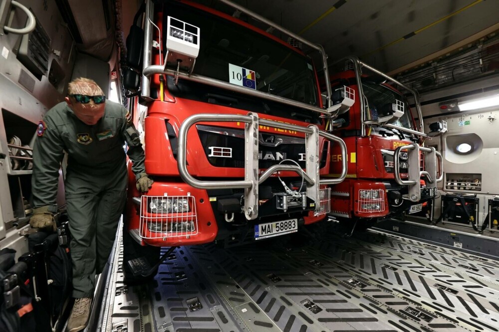 România trimite o a treia aeronavă către Franţa. Imagini cu echipa de pompieri salvatori | GALERIE FOTO & VIDEO - Imaginea 3