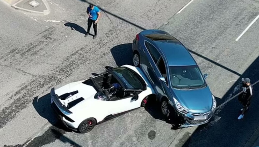 Accident straniu. Un Hyundai s-a urcat pe un Lamborghini, într-o intersecție. VIDEO - Imaginea 2