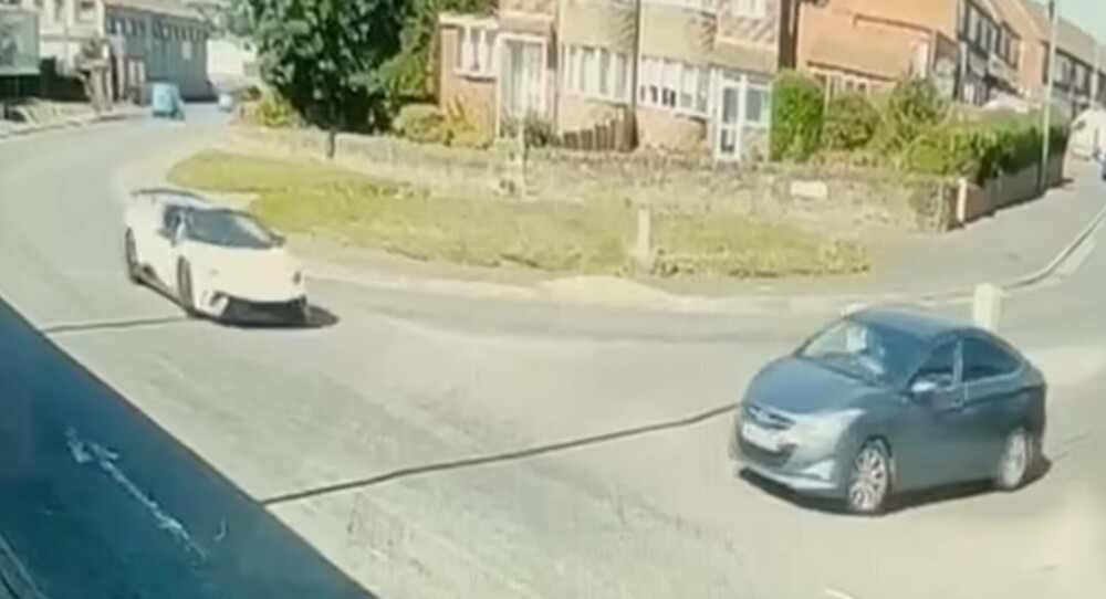 Accident straniu. Un Hyundai s-a urcat pe un Lamborghini, într-o intersecție. VIDEO - Imaginea 4