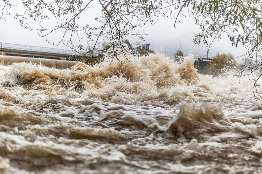 Tornadă, precipitații abundente și străzi inundate. Fenomenele extreme au pus stăpânire pe țara noastră | GALERIE FOTO - Imaginea 1