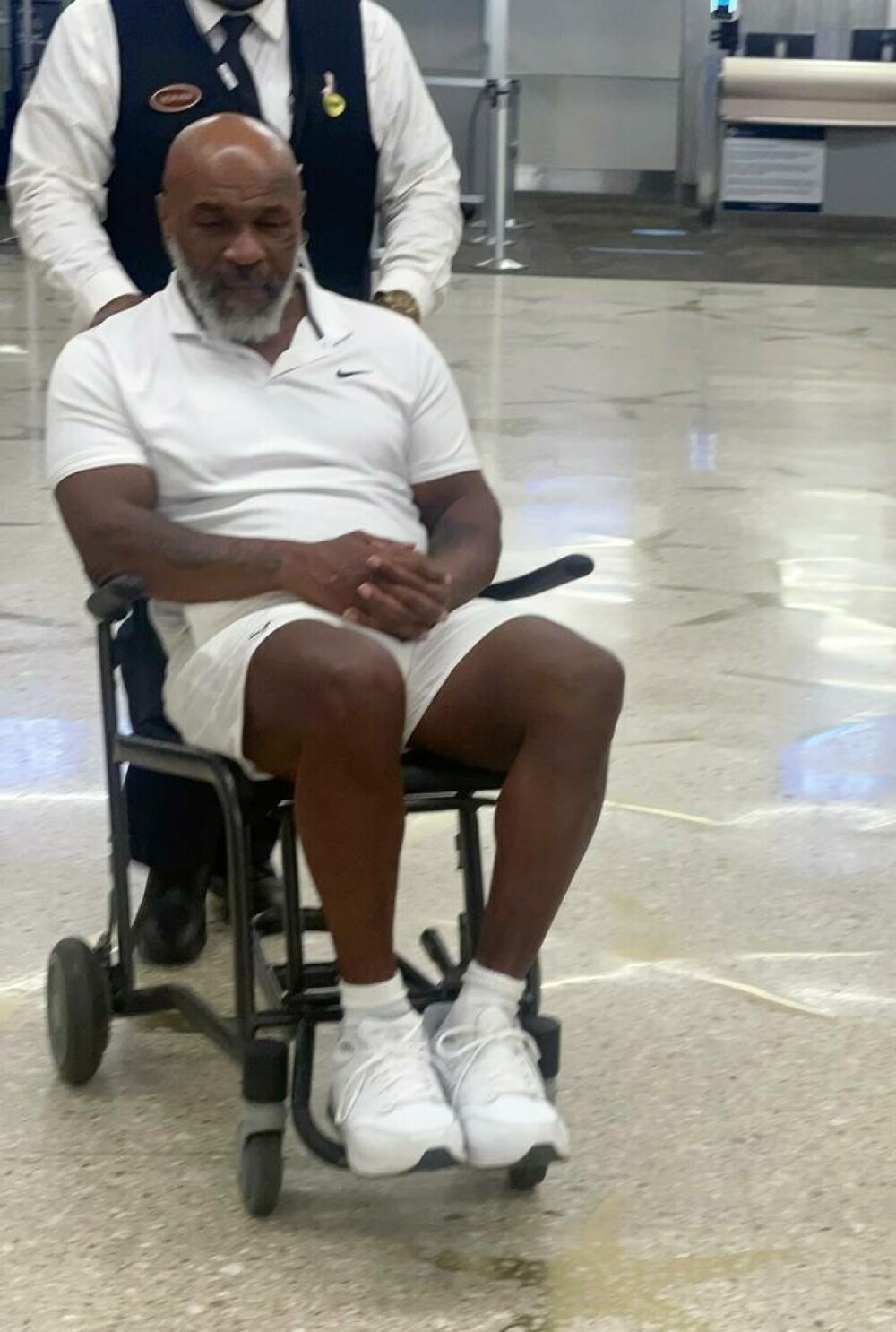 Mike Tyson, în scaun cu rotile. Vechile probleme de sănătate nu îi dau pace GALERIE FOTO - Imaginea 4