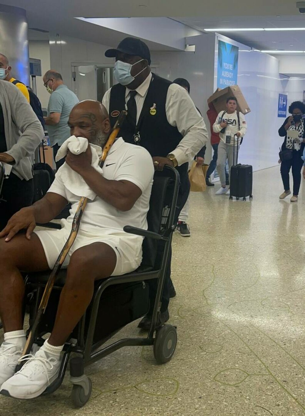 Mike Tyson, în scaun cu rotile. Vechile probleme de sănătate nu îi dau pace GALERIE FOTO - Imaginea 3