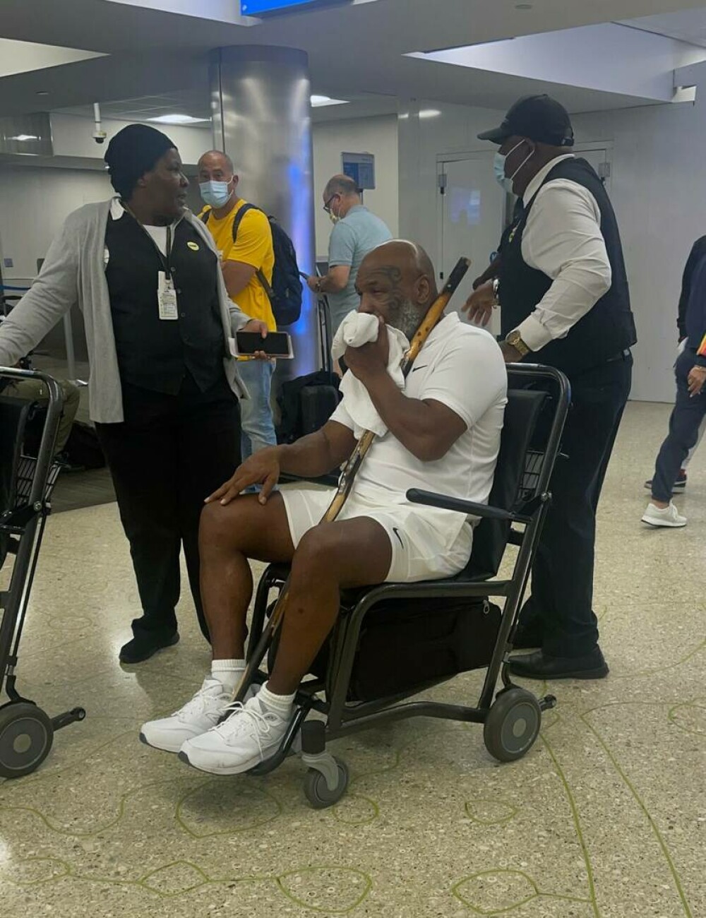 Mike Tyson, în scaun cu rotile. Vechile probleme de sănătate nu îi dau pace GALERIE FOTO - Imaginea 1