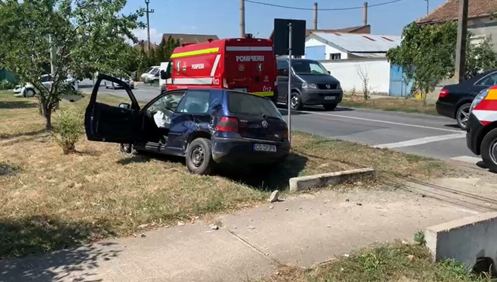 VIDEO Accident între două mașini, lângă Timișoara. Ambii șoferi erau băuți | GALERIE FOTO - Imaginea 1
