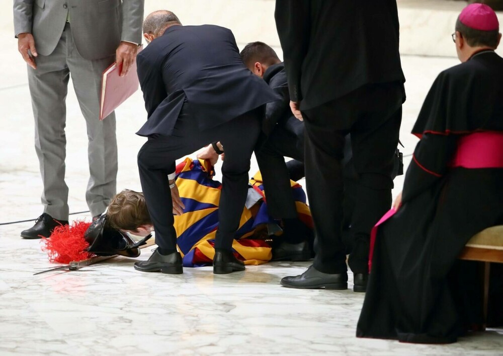 Momentul în care un membru al Gărzii Elveţiene leşină sub privile Papei Francisc GALERIE FOTO și VIDEO - Imaginea 4
