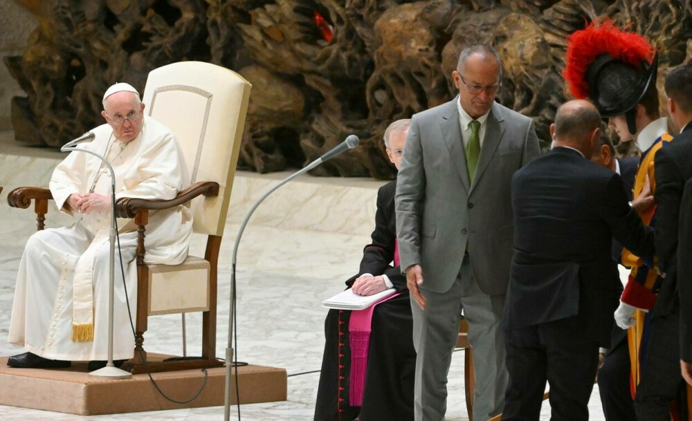 Momentul în care un membru al Gărzii Elveţiene leşină sub privile Papei Francisc GALERIE FOTO și VIDEO - Imaginea 2
