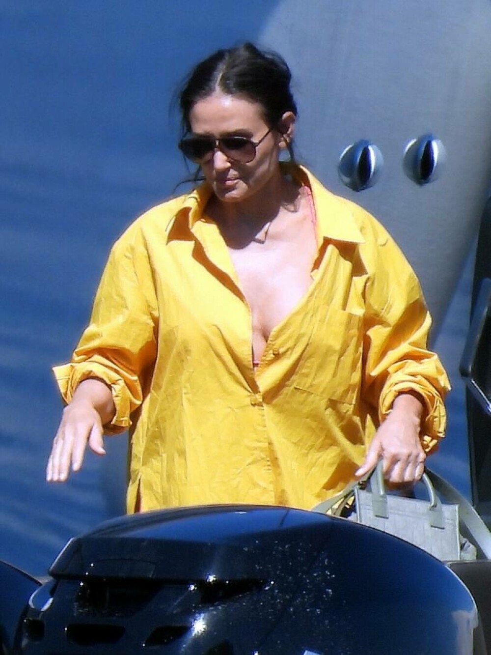 GALERIE FOTO Demi Moore, în vacanță în Grecia. Actrița de 59 de ani a fost surprinsă în costum de baie pe un iaht - Imaginea 7