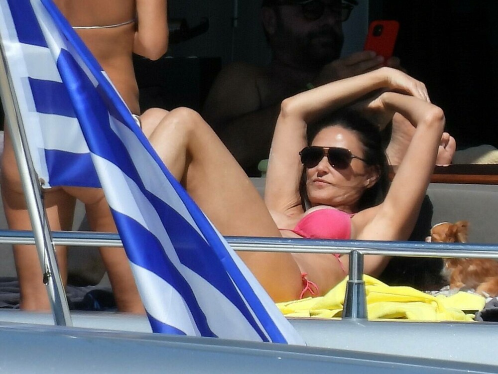 GALERIE FOTO Demi Moore, în vacanță în Grecia. Actrița de 59 de ani a fost surprinsă în costum de baie pe un iaht - Imaginea 6